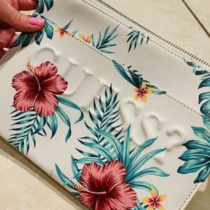 Guess Wristlet✨